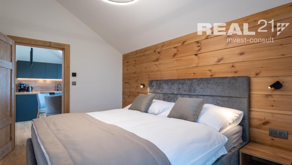 Rezervované! Krásny strešný 3 izbový apartmán s výhľadom na Lomnický štít priamo pri golfovom ihrisku. Možný odpočet DPH.