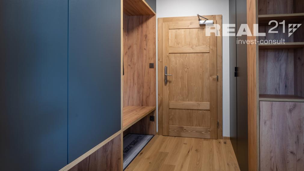 Rezervované! Krásny strešný 3 izbový apartmán s výhľadom na Lomnický štít priamo pri golfovom ihrisku. Možný odpočet DPH.