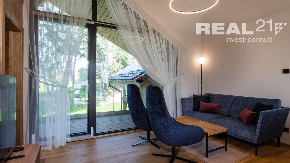 Rezervované! Krásny strešný 3 izbový apartmán s výhľadom na Lomnický štít priamo pri golfovom ihrisku. Možný odpočet DPH.