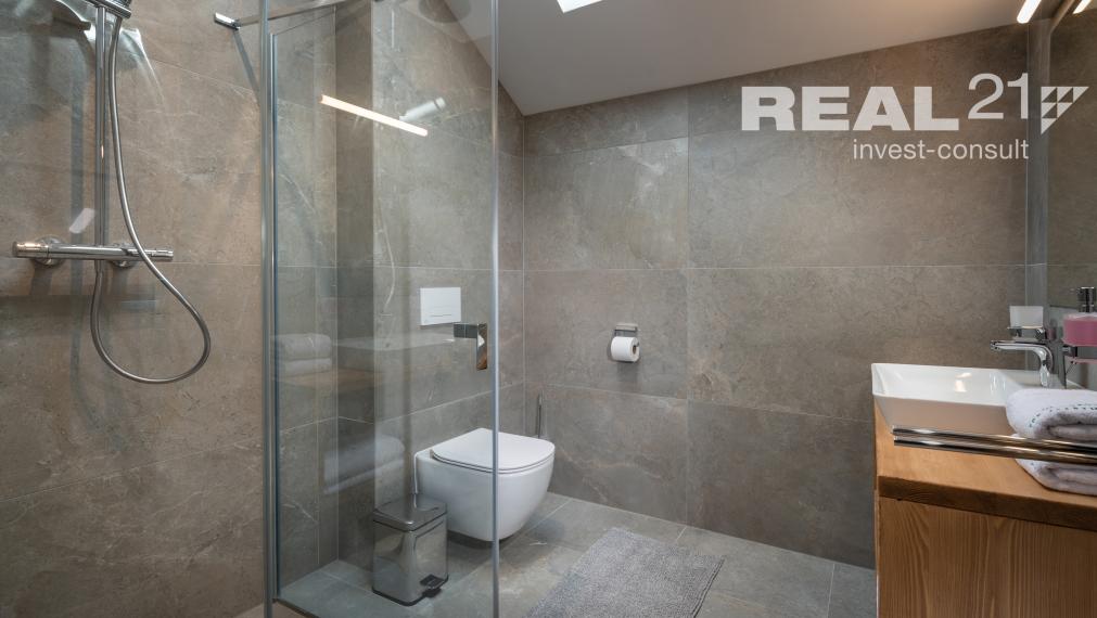 Rezervované! Krásny strešný 3 izbový apartmán s výhľadom na Lomnický štít priamo pri golfovom ihrisku. Možný odpočet DPH.