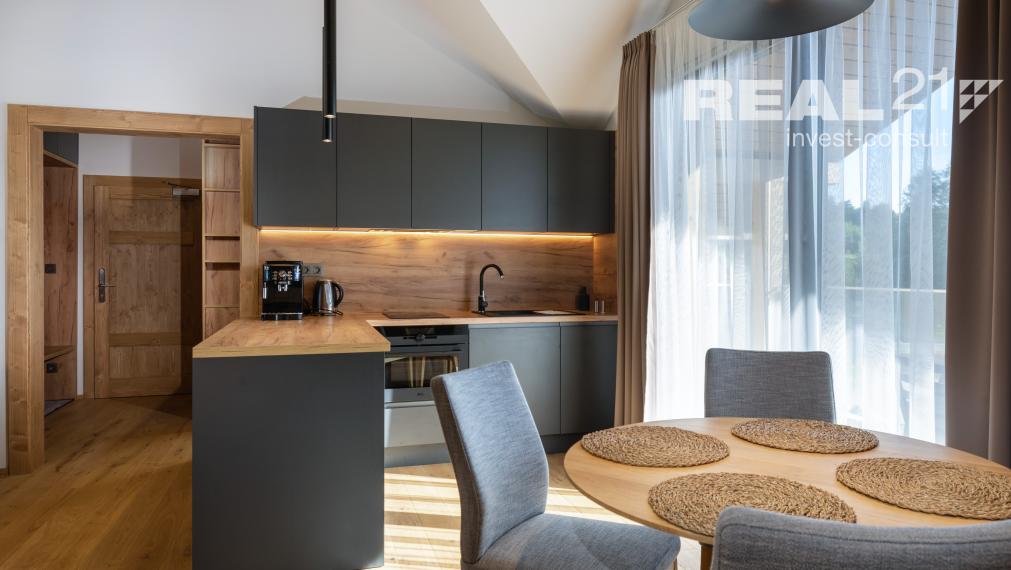 Rezervované! Krásny strešný 3 izbový apartmán s výhľadom na Lomnický štít priamo pri golfovom ihrisku. Možný odpočet DPH.