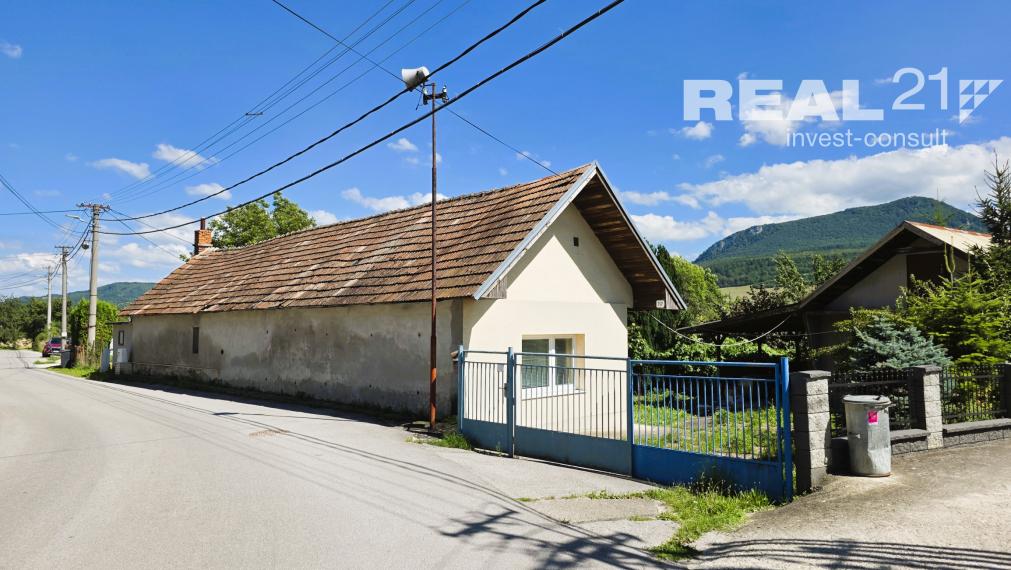 Starší rodinný dom s krásnym pozemkom v Podvaží.