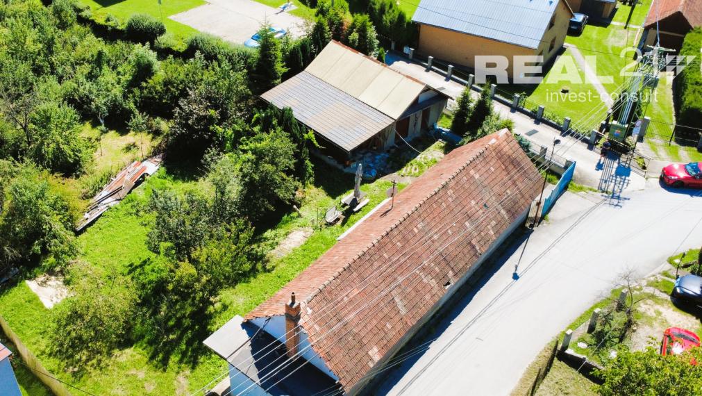 Starší rodinný dom s krásnym pozemkom v Podvaží.