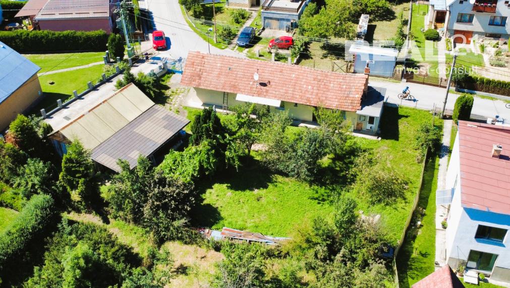 Starší rodinný dom s krásnym pozemkom v Podvaží.