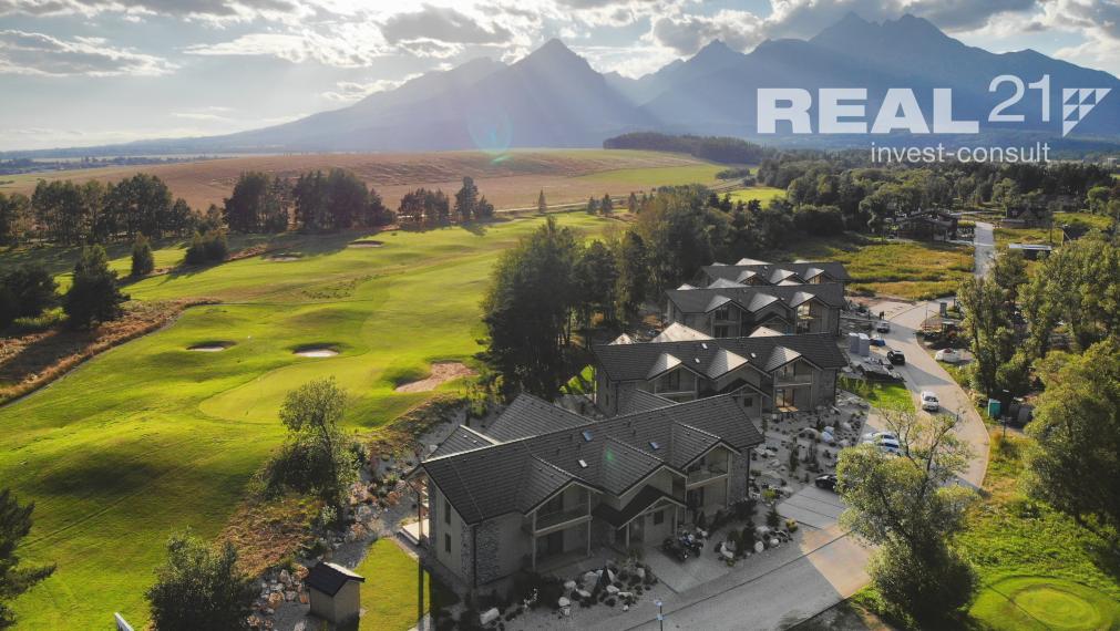 Rezervované! Krásny strešný 3 izbový apartmán s výhľadom na Lomnický štít priamo pri golfovom ihrisku. Možný odpočet DPH.