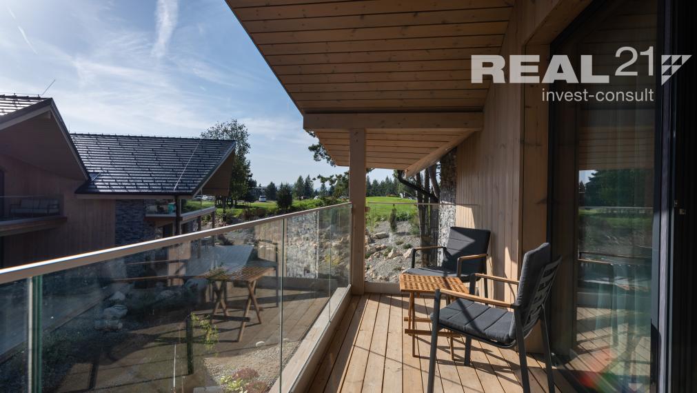 Rezervované! Krásny strešný 3 izbový apartmán s výhľadom na Lomnický štít priamo pri golfovom ihrisku. Možný odpočet DPH.