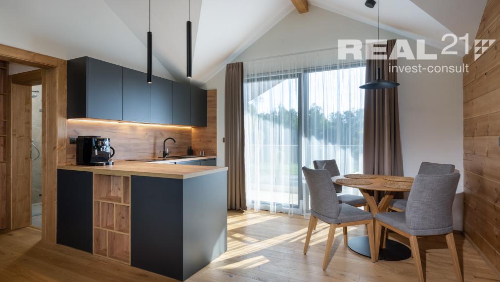 Rezervované! Krásny strešný 3 izbový apartmán s výhľadom na Lomnický štít priamo pri golfovom ihrisku. Možný odpočet DPH.