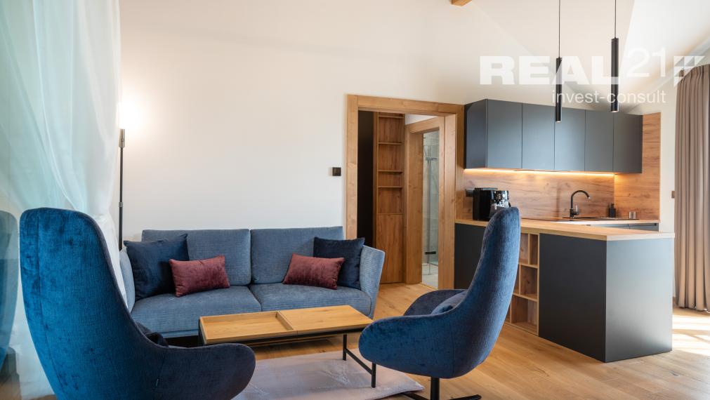 Rezervované! Krásny strešný 3 izbový apartmán s výhľadom na Lomnický štít priamo pri golfovom ihrisku. Možný odpočet DPH.