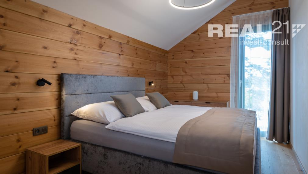 Rezervované! Krásny strešný 3 izbový apartmán s výhľadom na Lomnický štít priamo pri golfovom ihrisku. Možný odpočet DPH.