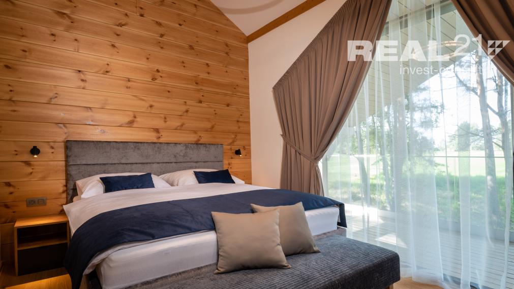 Rezervované! Krásny strešný 3 izbový apartmán s výhľadom na Lomnický štít priamo pri golfovom ihrisku. Možný odpočet DPH.