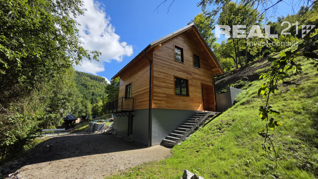 Moderné novostavby rekreačných chát v obci Horná Mariková.