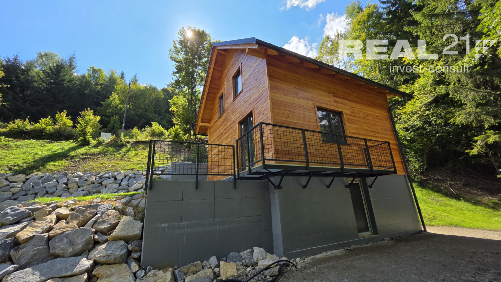 Moderné novostavby rekreačných chát v obci Horná Mariková.