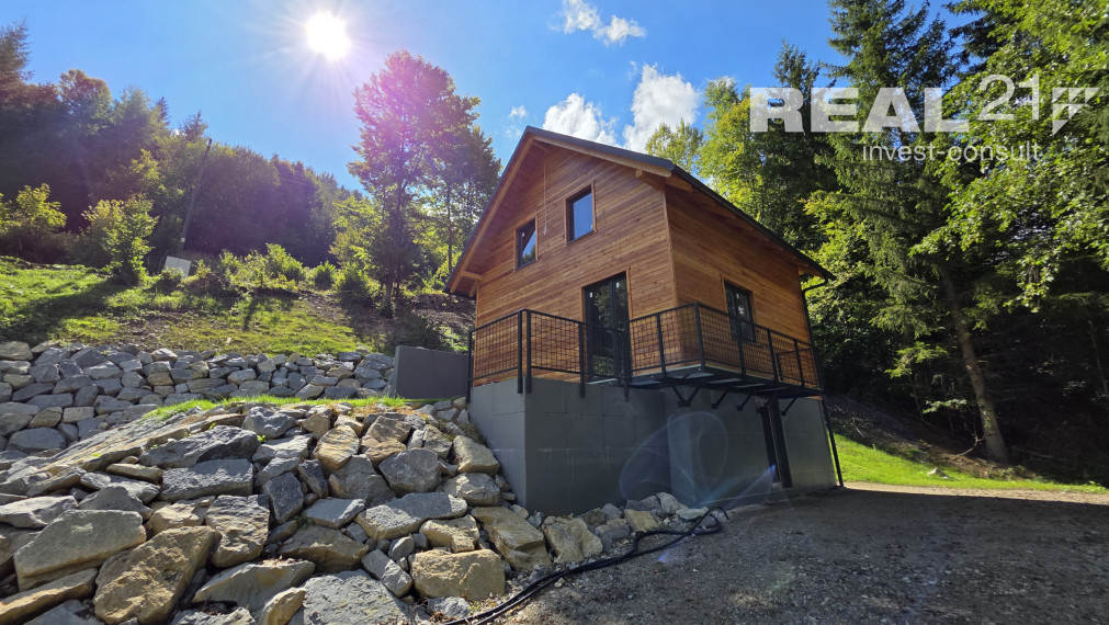 Moderné novostavby rekreačných chát v obci Horná Mariková.