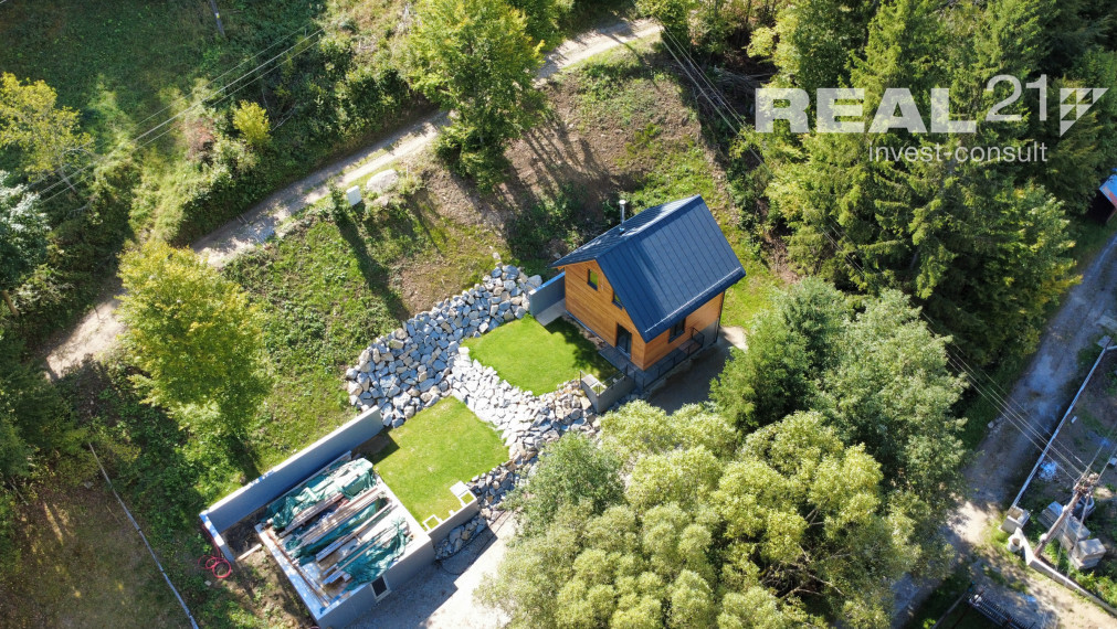 Moderné novostavby rekreačných chát v obci Horná Mariková.