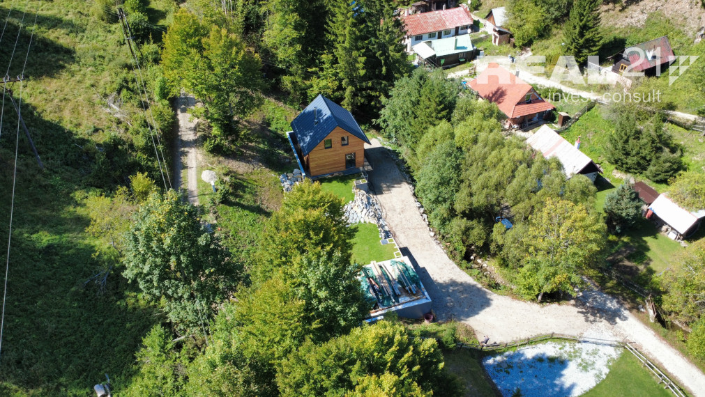 Moderné novostavby rekreačných chát v obci Horná Mariková.