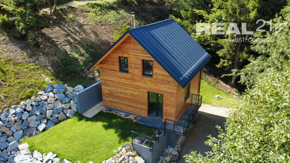 Moderné novostavby rekreačných chát v obci Horná Mariková.