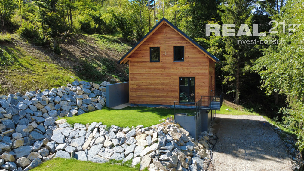 Moderné novostavby rekreačných chát v obci Horná Mariková.