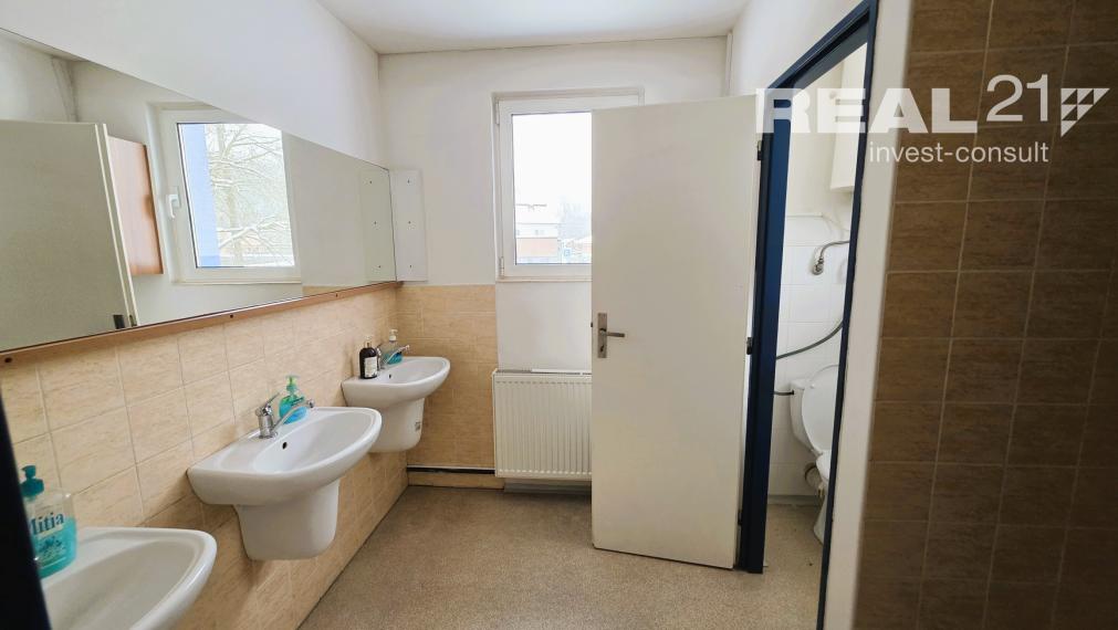 Ponúkame na predaj výrobno - skladové priestory v Podvaží.