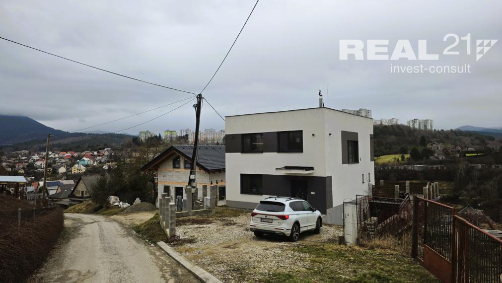 Priestranná novostavba rodinného domu v top lokalite – Považská Bystrica, Jelšové