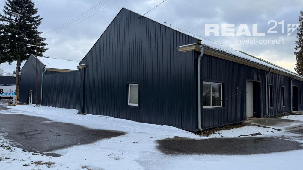 Moderné zrekonštruované výrobno-skladové haly na prenájom.