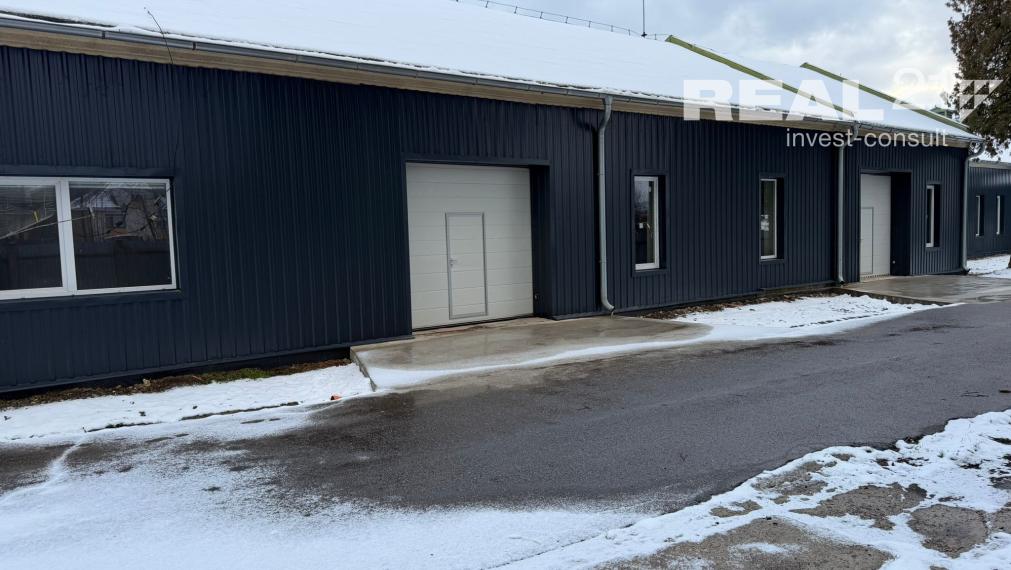 Moderné zrekonštruované výrobno-skladové haly na prenájom.