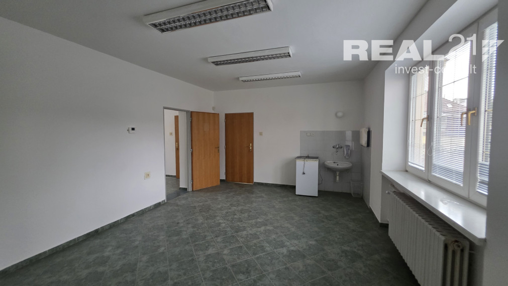 Moderné administratívne priestory v centre mesta. Železničná ulica.