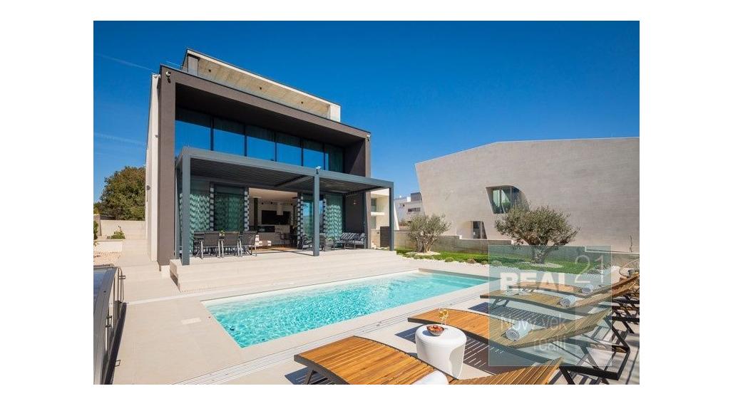 Ponúkame na predaj exkluzívnu modernú vilu nachádzajúcu sa v malebnom prímorskom mestečku Petrčane.