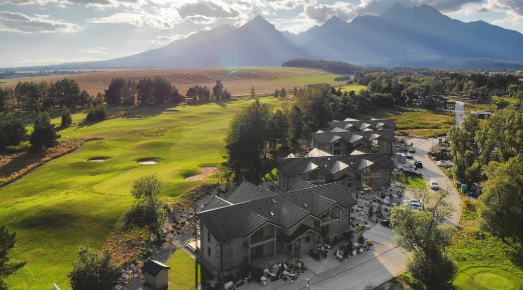 Rezervované! Exkluzívny 3 izbový apartmán s výhľadom na Lomnický štít priamo v srdci golfového areálu Black Stork – Veľká Lomnica. Možný odpočet DPH.