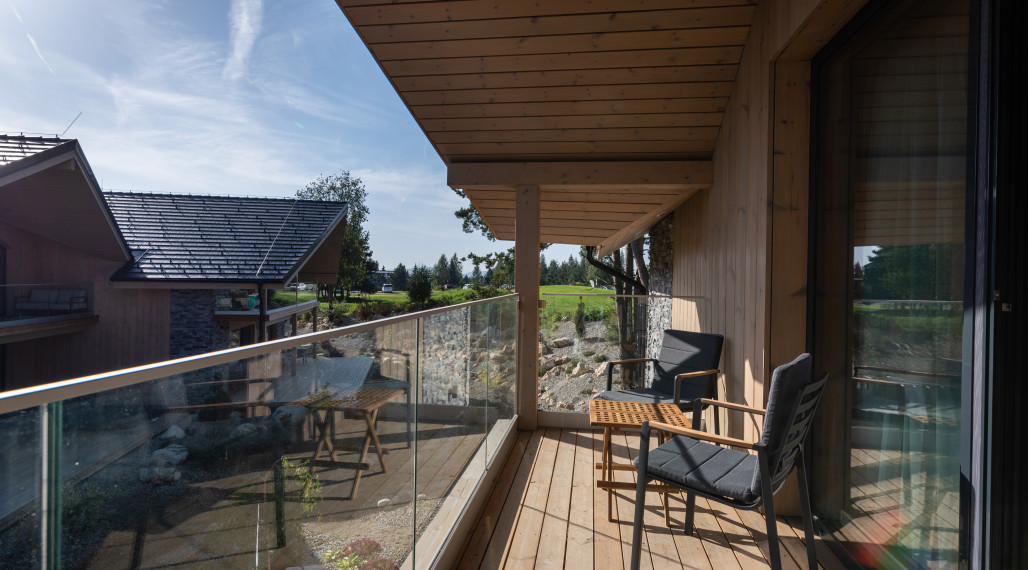 Rezervované! Krásny strešný 3 izbový apartmán s výhľadom na Lomnický štít priamo pri golfovom ihrisku. Možný odpočet DPH.