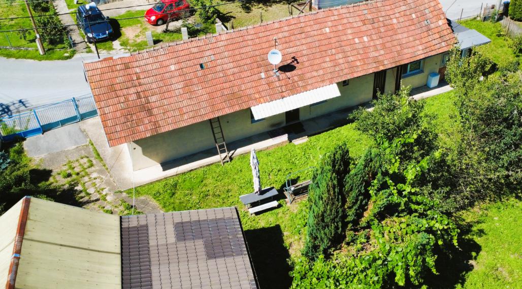 Starší rodinný dom s krásnym pozemkom v Podvaží.