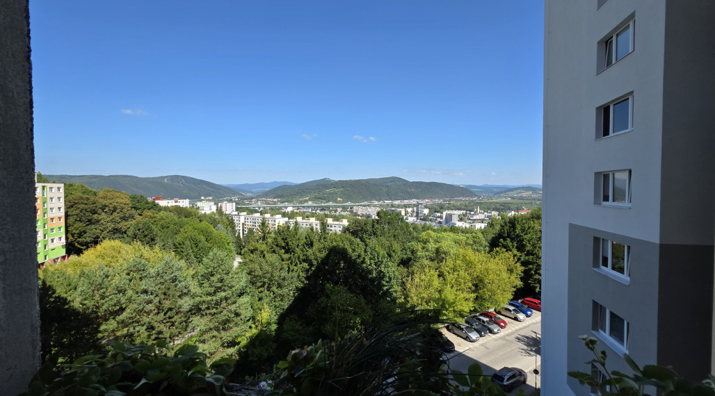 Pekný 3 izbový byt v pôvodnom stave na sídlisku Rozkvet s krásnym výhľadom.