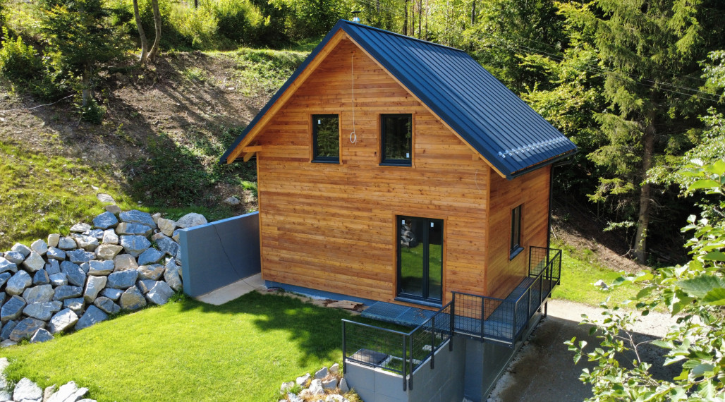 Moderné novostavby rekreačných chát v obci Horná Mariková.