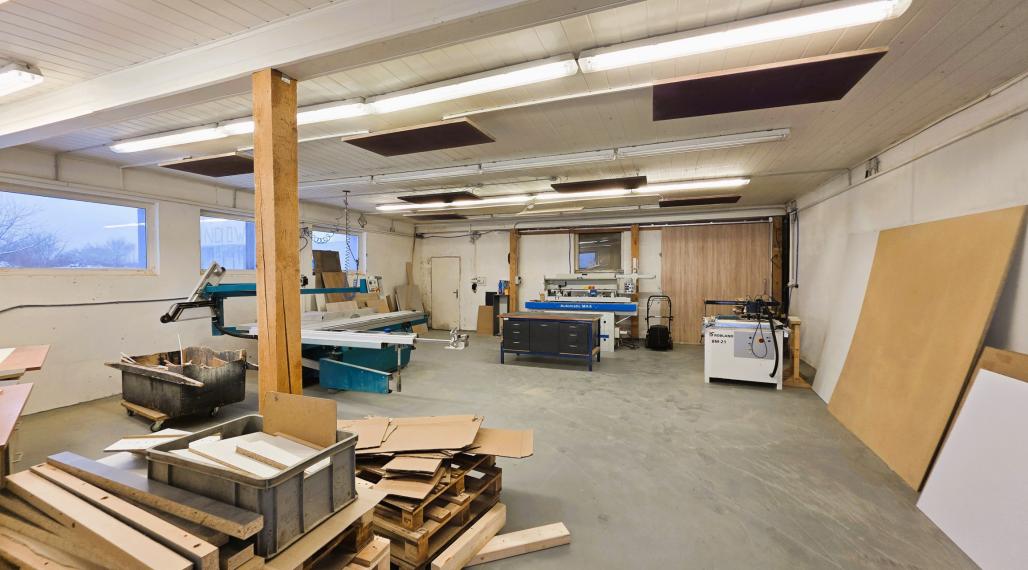 Výrobno - skladové priestory na predaj v Podvaží. Možnosť predaja celej firmy.