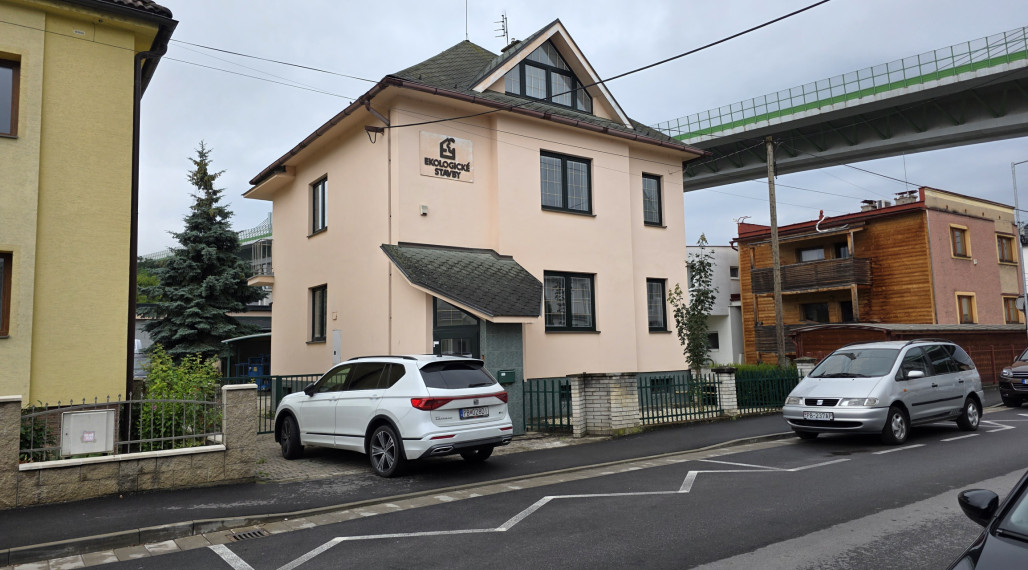 Moderné administratívne priestory v centre mesta. Železničná ulica.