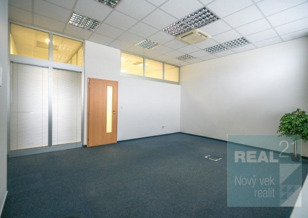 Ponúkame na prenájom administratívne priestory v centre mesta.