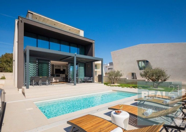 Ponúkame na predaj exkluzívnu modernú vilu nachádzajúcu sa v malebnom prímorskom mestečku Petrčane.