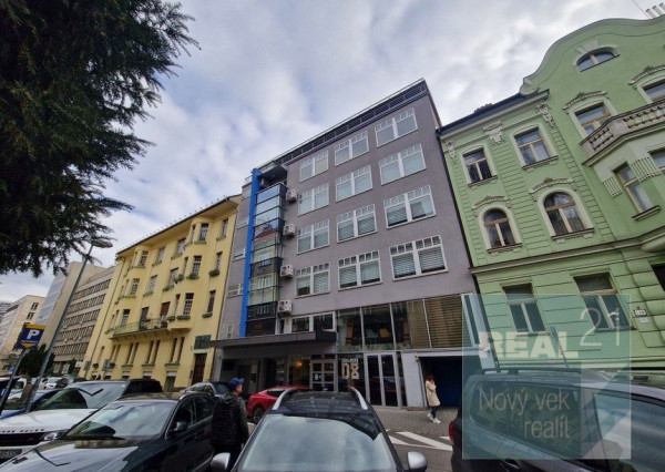Exkluzívne u nás. Ponúkame na prenájom moderné nadštandardné administratívne priestory na Dobrovičovej ulici 8. v Bratislave.