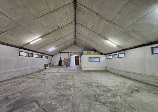 Staršia hala s kanceláriou v Šebešťanovej