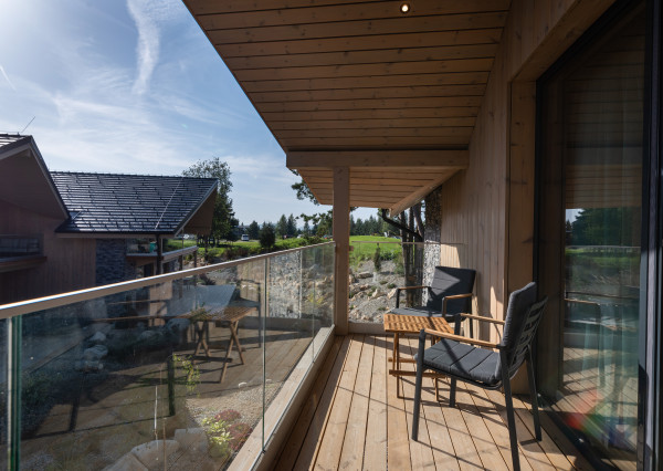 Krásny strešný 3 izbový apartmán s výhľadom na Lomnický štít priamo pri golfovom ihrisku. Možný odpočet DPH.