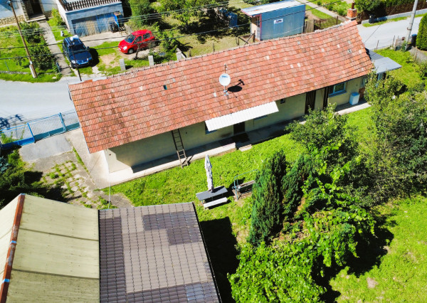 Starší rodinný dom s krásnym pozemkom v Podvaží.