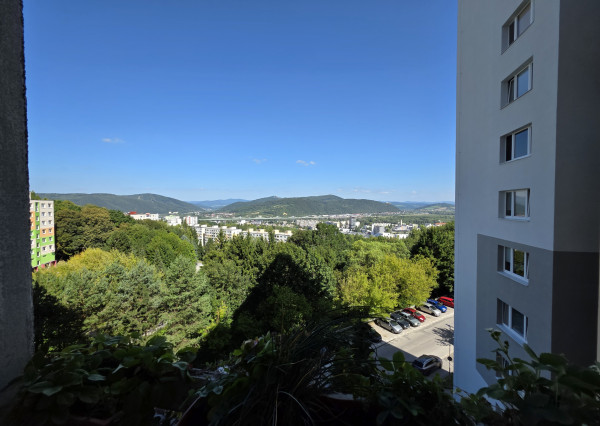 Pekný 3 izbový byt v pôvodnom stave na sídlisku Rozkvet s krásnym výhľadom.