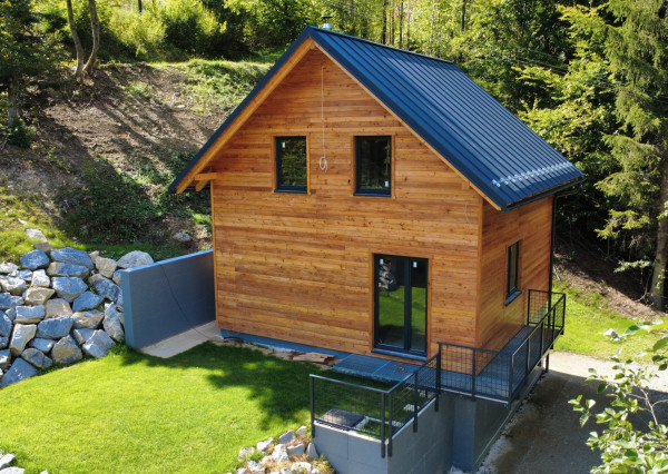 Moderné novostavby rekreačných chát v obci Horná Mariková.