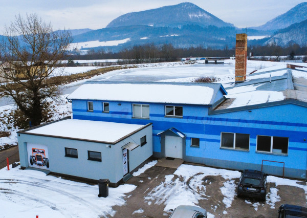 Ponúkame na predaj výrobno - skladové priestory v Podvaží.