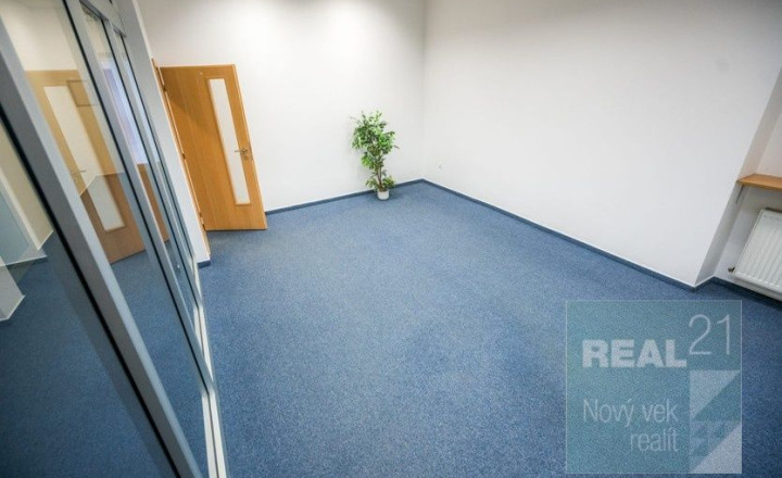 Ponúkame na prenájom administratívne priestory v centre mesta. - fotografia 1