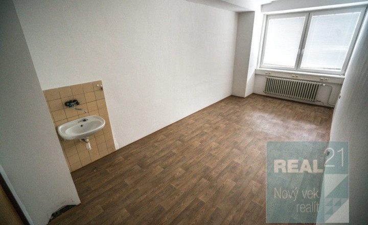 Ponúkame na prenájom administratívne priestory v centre mesta. - fotografia 4