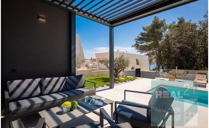 Ponúkame na predaj exkluzívnu modernú vilu nachádzajúcu sa v malebnom prímorskom mestečku Petrčane. - fotografia 6