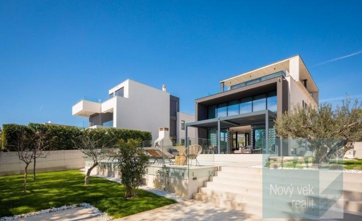 Ponúkame na predaj exkluzívnu modernú vilu nachádzajúcu sa v malebnom prímorskom mestečku Petrčane. - fotografia 15
