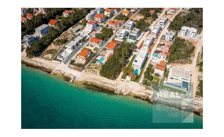 Ponúkame na predaj exkluzívnu modernú vilu nachádzajúcu sa v malebnom prímorskom mestečku Petrčane. - fotografia 22
