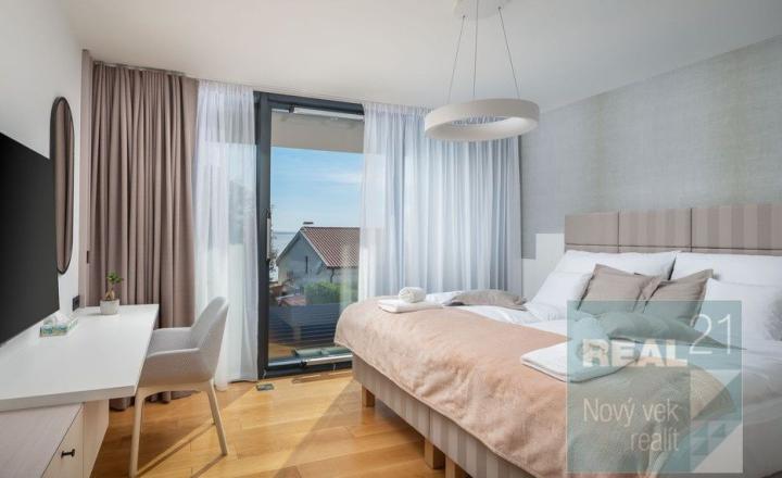 Ponúkame na predaj exkluzívnu modernú vilu nachádzajúcu sa v malebnom prímorskom mestečku Petrčane. - fotografia 64