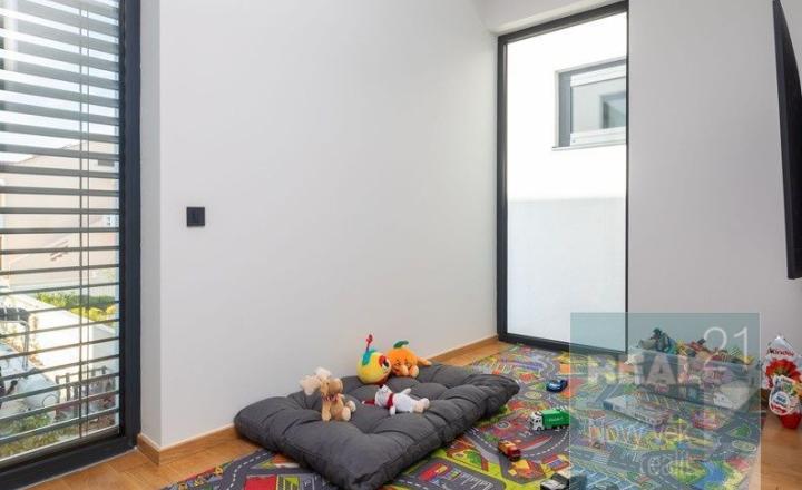 Ponúkame na predaj exkluzívnu modernú vilu nachádzajúcu sa v malebnom prímorskom mestečku Petrčane. - fotografia 77